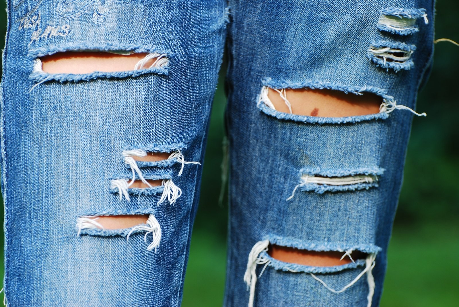 Дырочка на джинсах. Джинсы с дырками. Модные джинсы с дырками. Рваная джинса. Протертые джинсы.