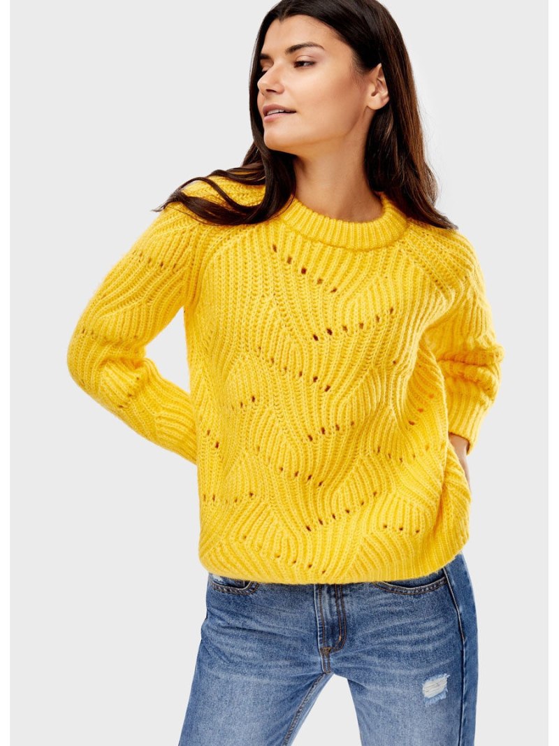 Желтый свитер женский