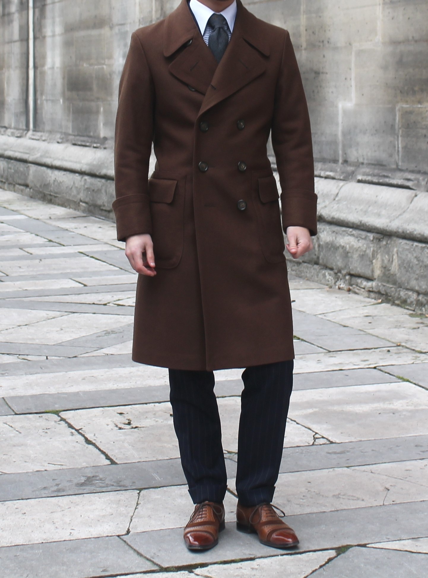 Темное пальто мужское. Кор чневое мужское пвльто. Коричневое пальто мужское. Классическое пальто мужское. Темно коричневое пальто мужское.