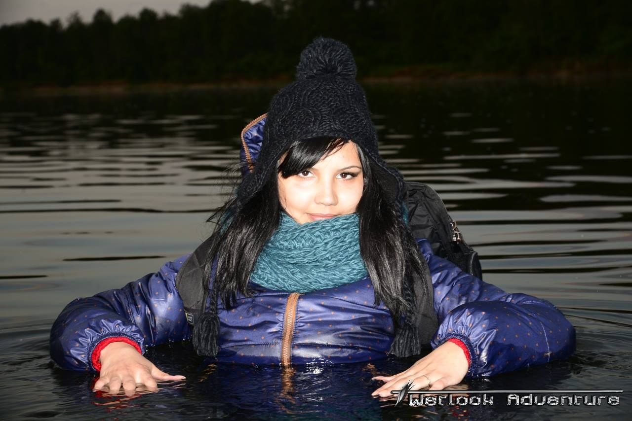 Купается в одежде. Девушки купаются в одежде. Девчонки купаются. Одежда для купания в море. Купается в одежде.