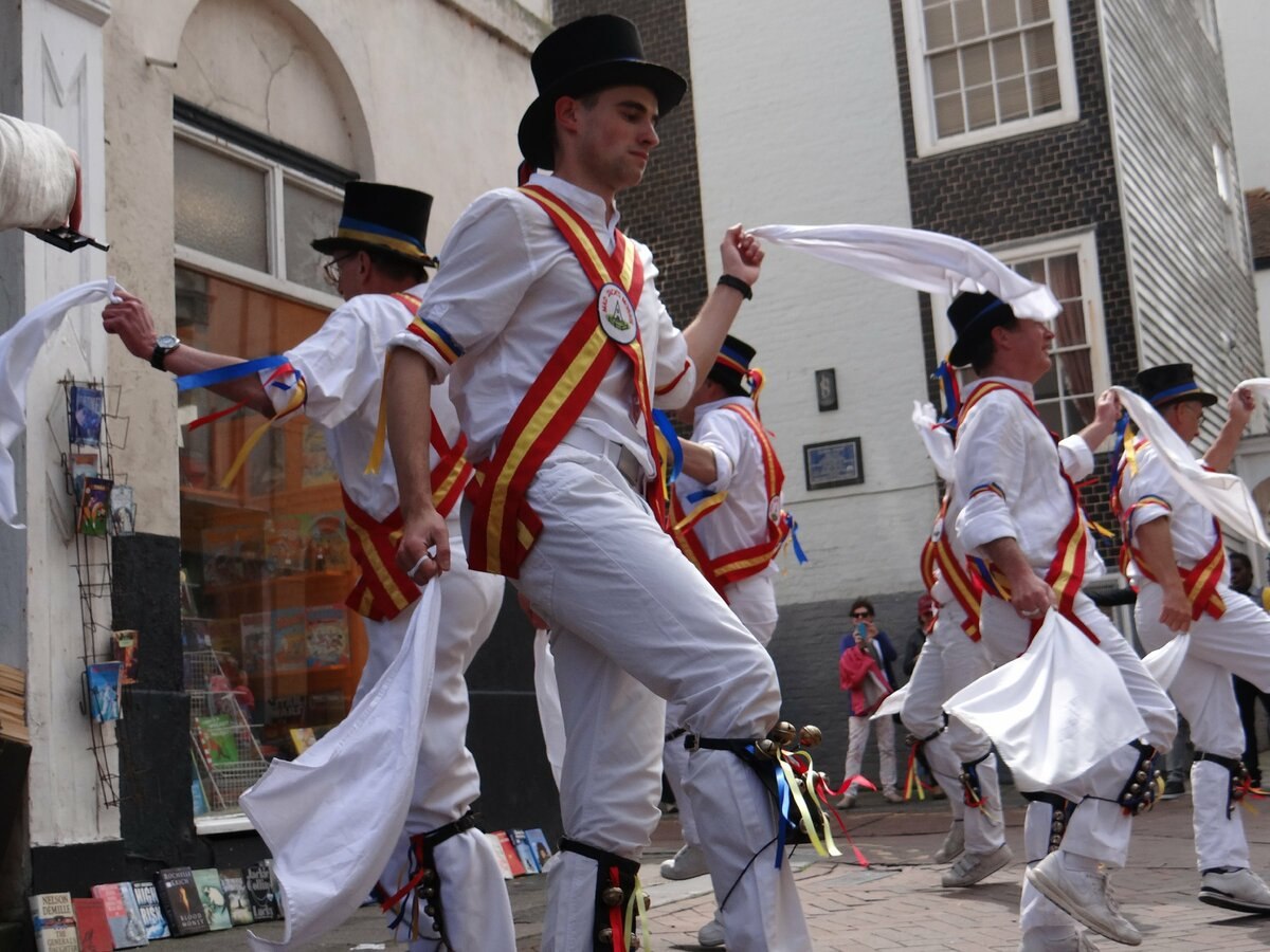 Traditional costumes in the british. Моррис дансинг Великобритания. Танец Моррис Великобритания. Моррис данс в Англии. Национальные Моррис танцы.