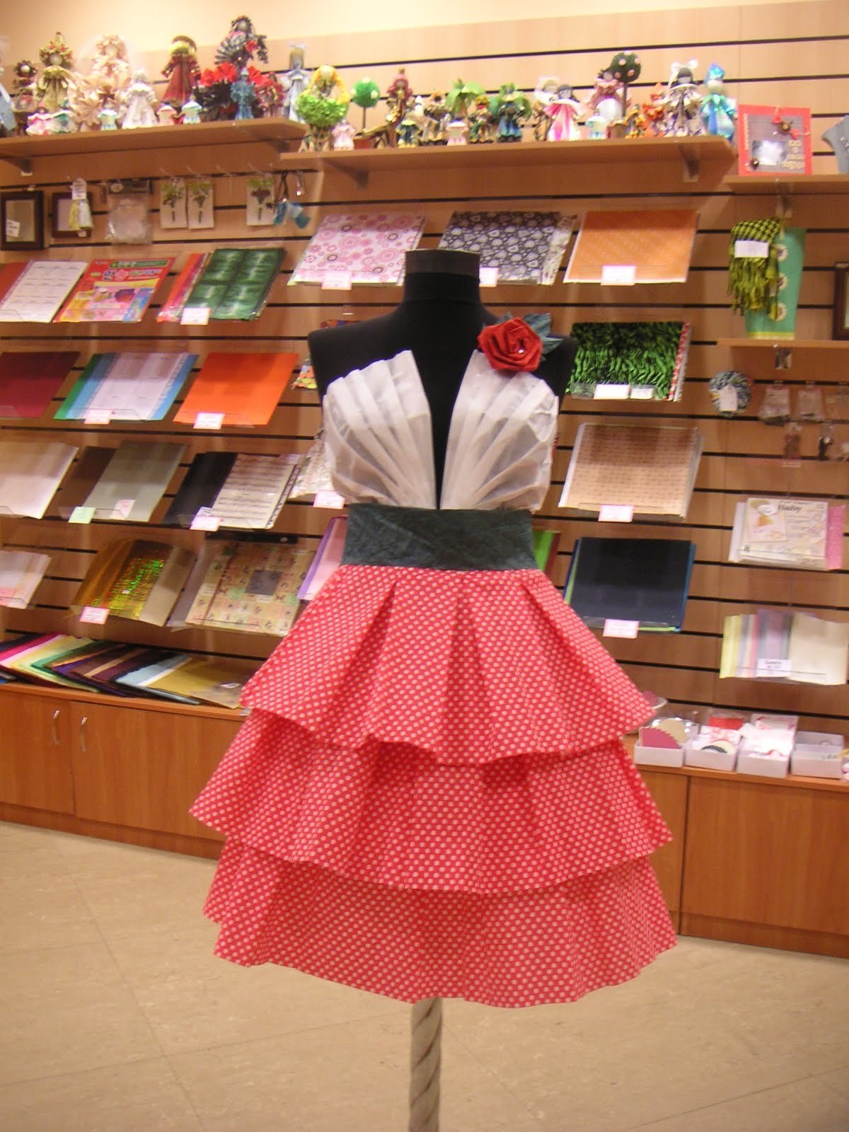 Платье для девочки на конкурс. Бумажные платья. Платье из бумаги. Платье из гофрированной бумаги. Костюм из бумаги.