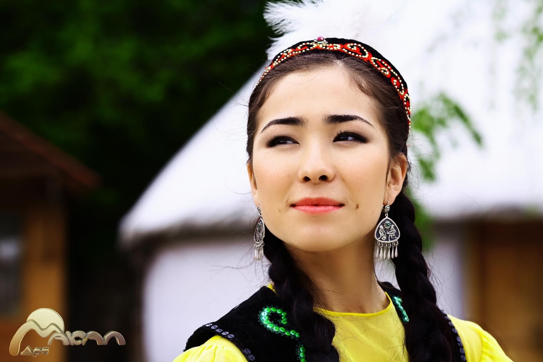Жена киргиза. Национальный головной убор Кыргызстана. Девушки средней Азии. Кыргызские девушки. Самые красивые девушки средней Азии.