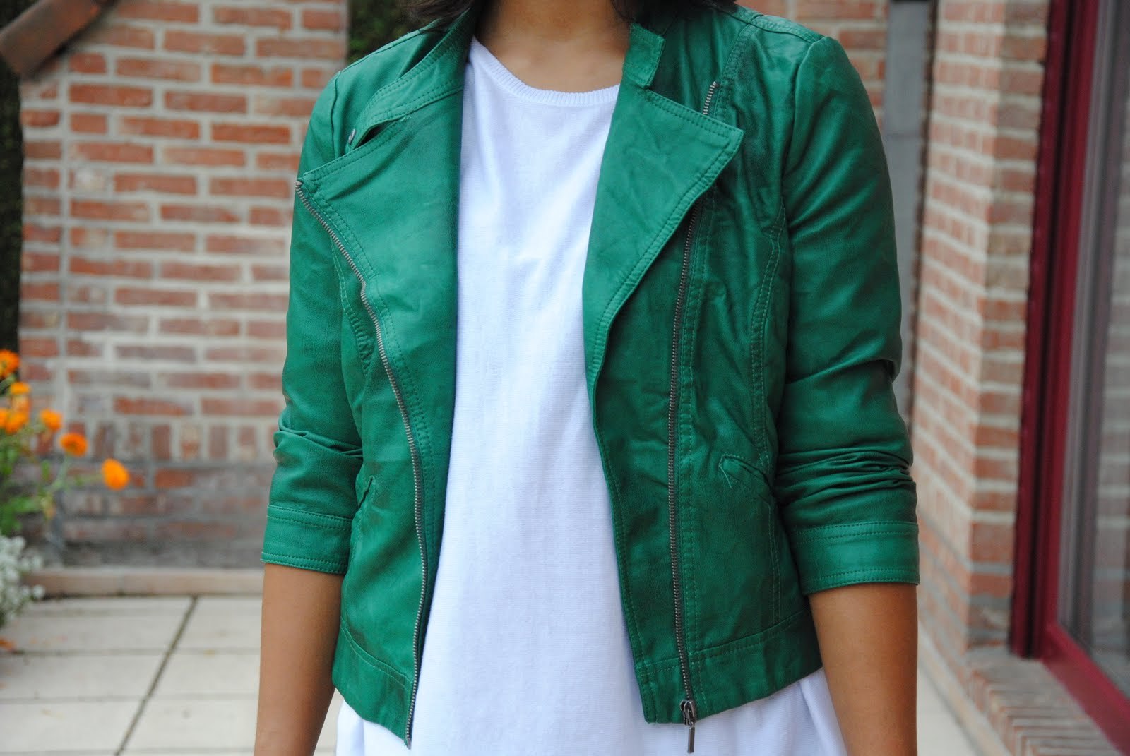 Зеленая короткая куртка. Зеленая кожаная куртка женская. Зеленая куртка. Пиджак изумрудного цвета. Куртка изумрудного цвета.