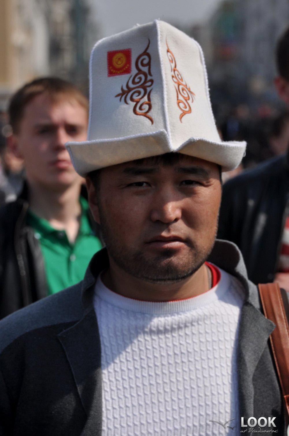 Киргизы автор. Национальный головной убор киргизов. Национальная шапка киргизов. Киргизы шапка Бакай. Национальнаямшапка киргищов.