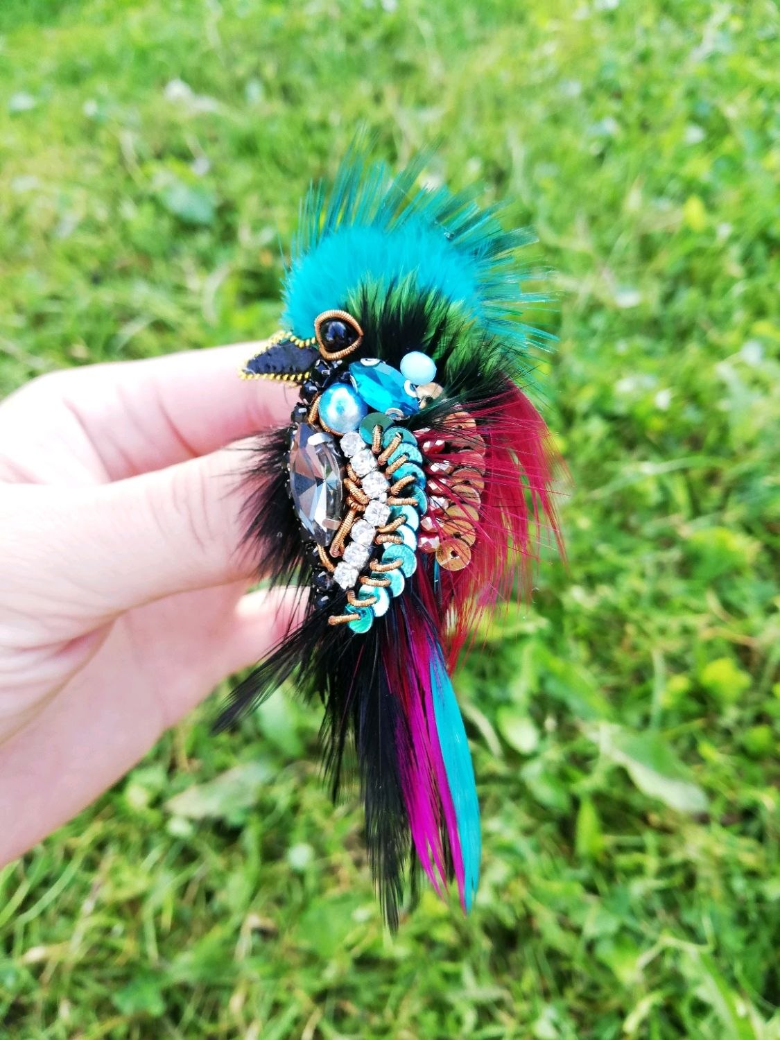 Броши с перьями