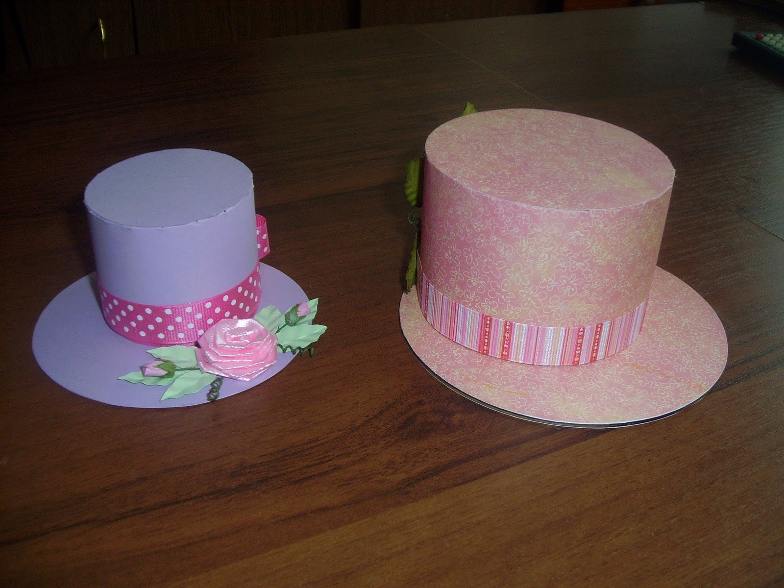 Поставь шляпа. Шляпка из бумаги. Шляпа из картона. Шляпка из картона. Поделка шляпка для мамы.