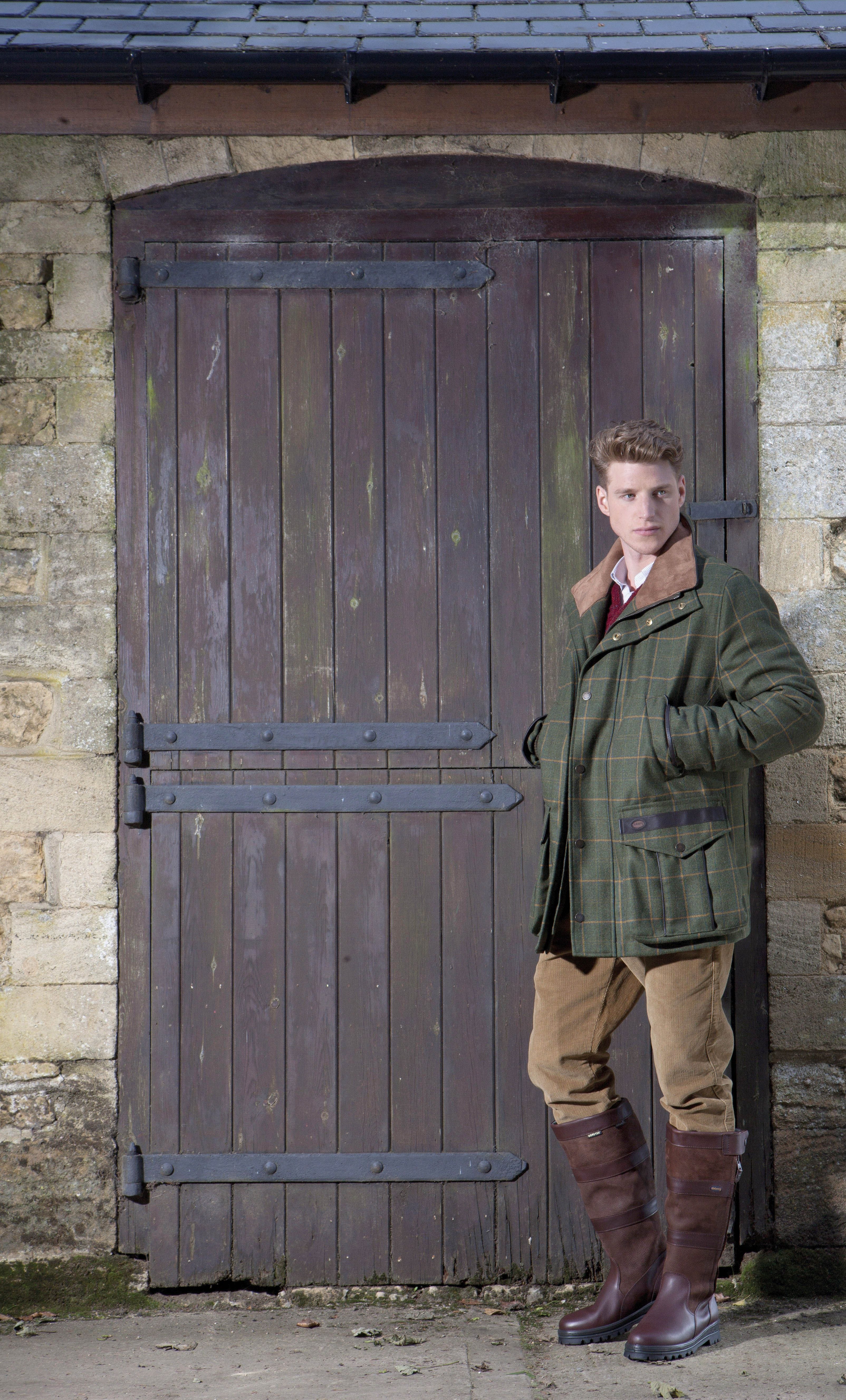 босиком в народном костюме. деревенский парень в костюме. русский девичий костюм деревня. сельские дети. деревенский парень.