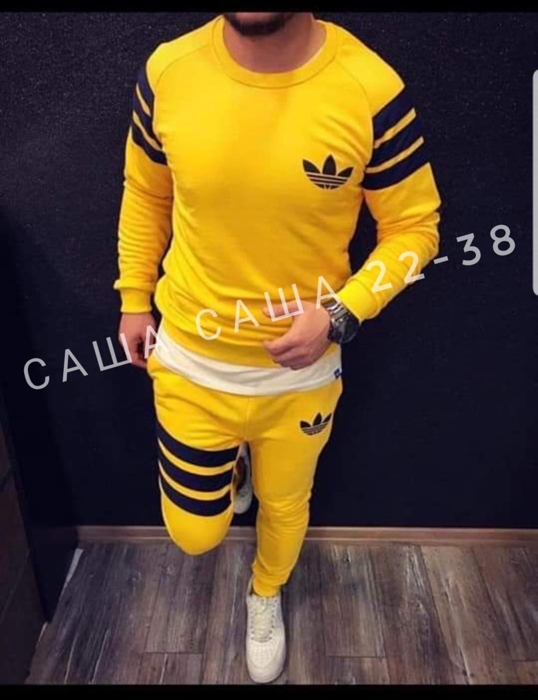 Желтый спортивный костюм