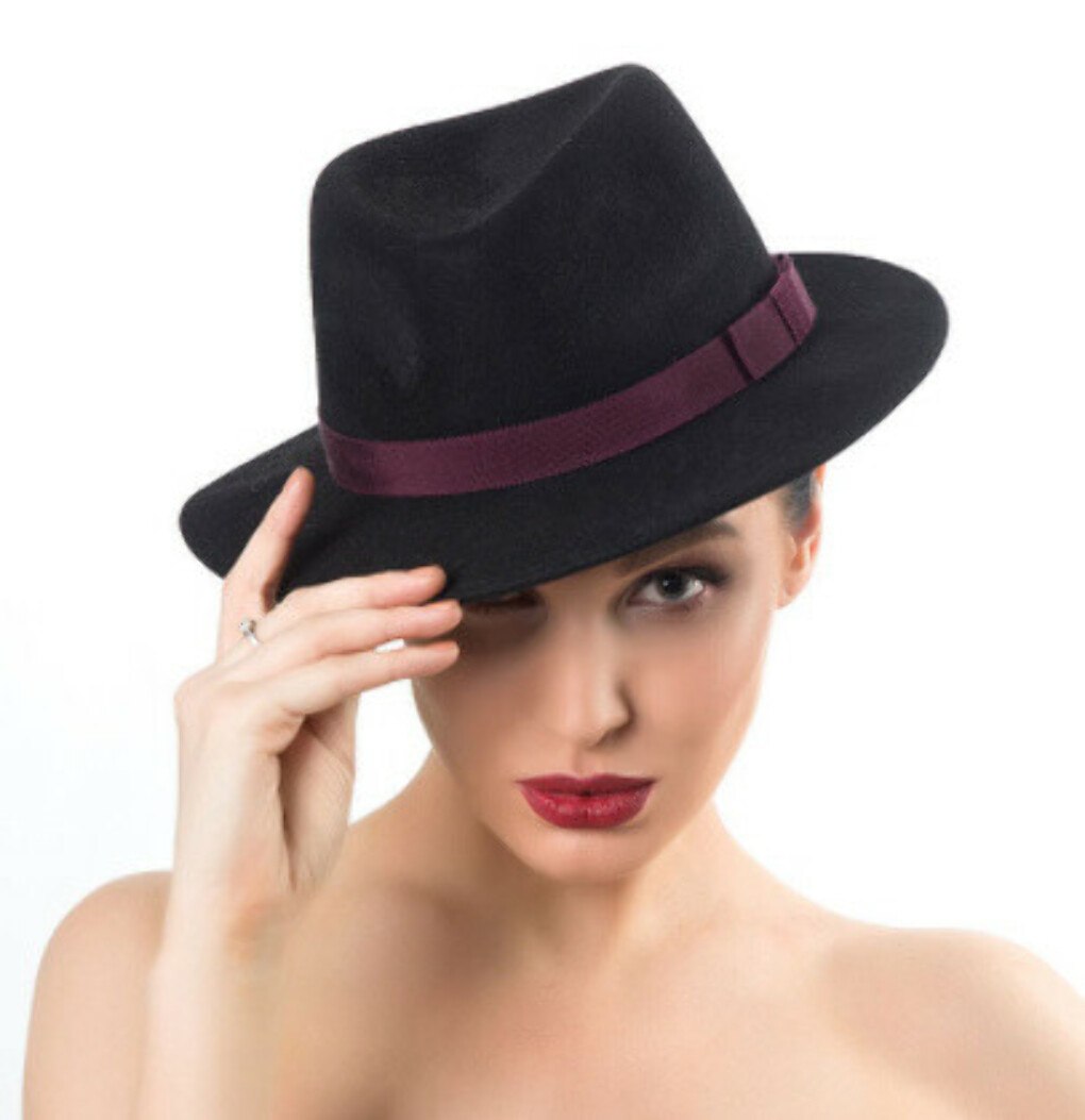 Шляпа женская 2024. Черная шляпка женская. Шляпа женская классическая. Черная женская шляпа. Черная фетровая шляпа женская.