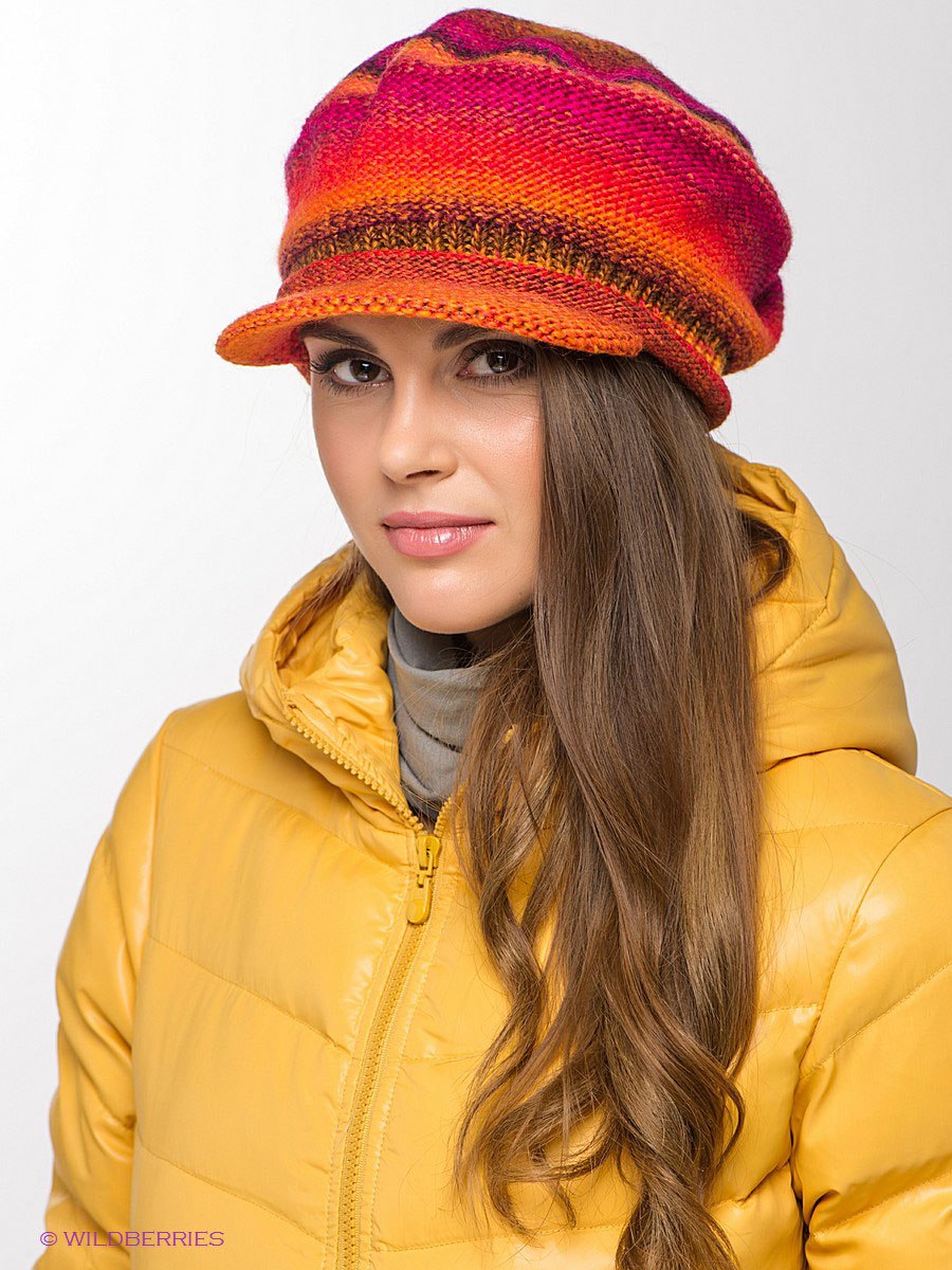 Брюнетка в вязаной серой шапочке. Шапка для широкого лица. Береты для женщин с овальным лицом. Бирюзовая вязаная шапка. Головные уборы реклама баннер.