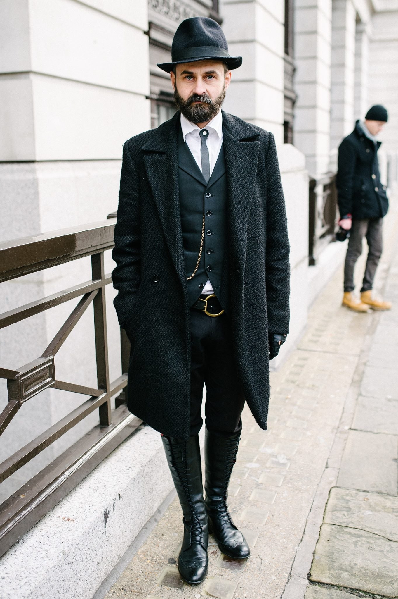 Черное пальто и шляпа. Пальто и шляпа мужские. Шляпа под пальто мужское. Мужчина в пальто и шляпе. Мужчина в костюме и шляпе.
