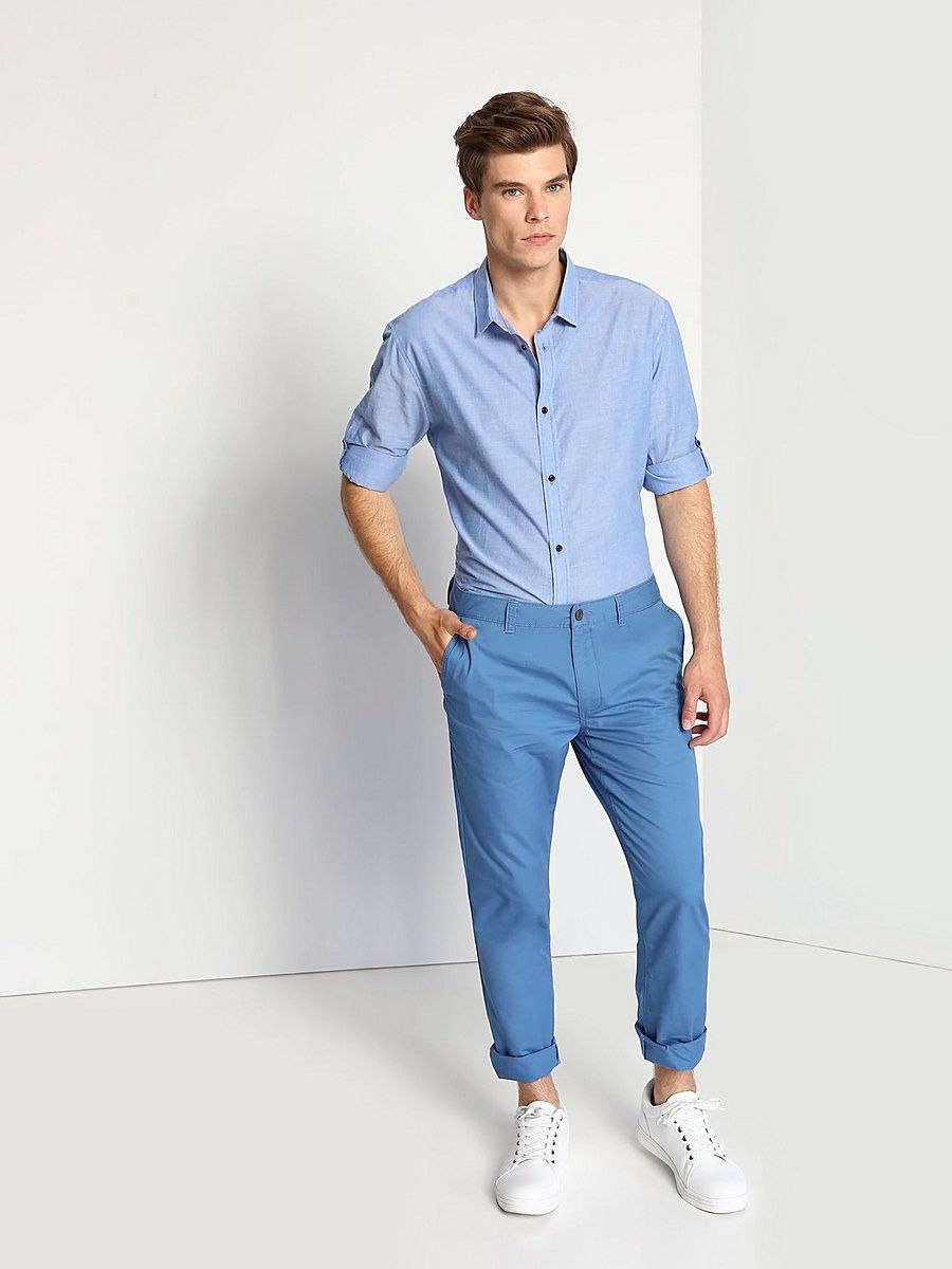 Синие брюки и синяя рубашка. Рубашка к синим брюкам. Светло синие брюки мужские. Рубашка и брюки мужские. Рубашка под синие брюки.