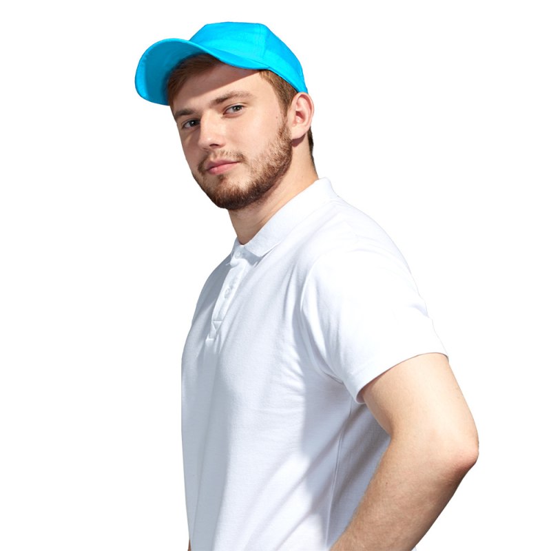 Мужчина в белой бейсболке