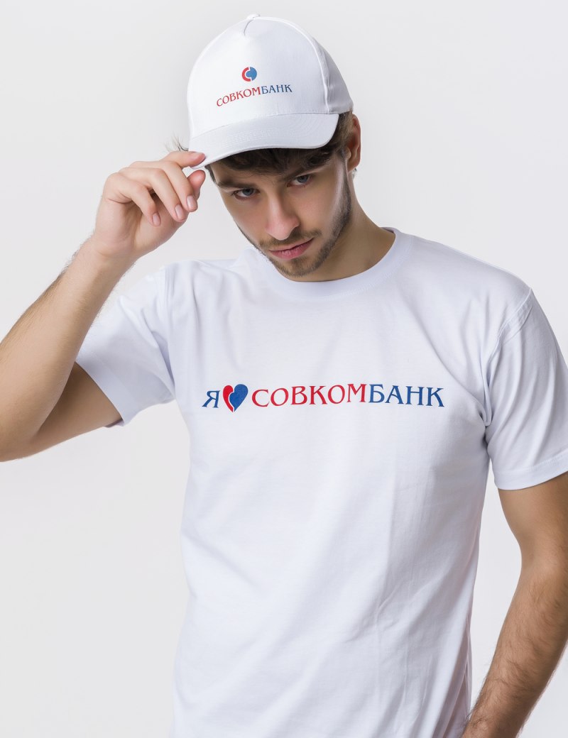 Белая футболка и кепка