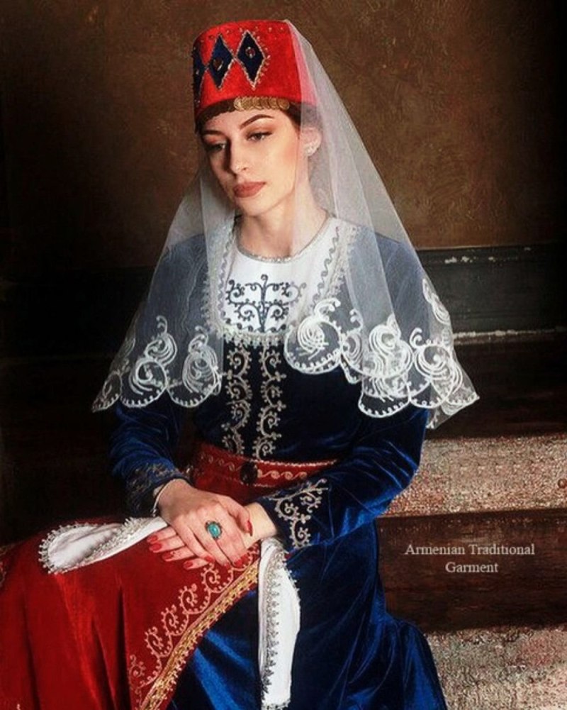 Дети в армянских костюмах