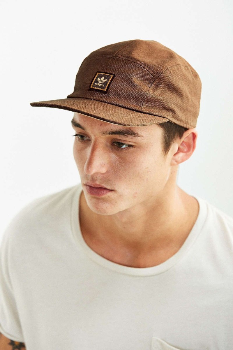 Кепка adidas 5 Panel cap на голове