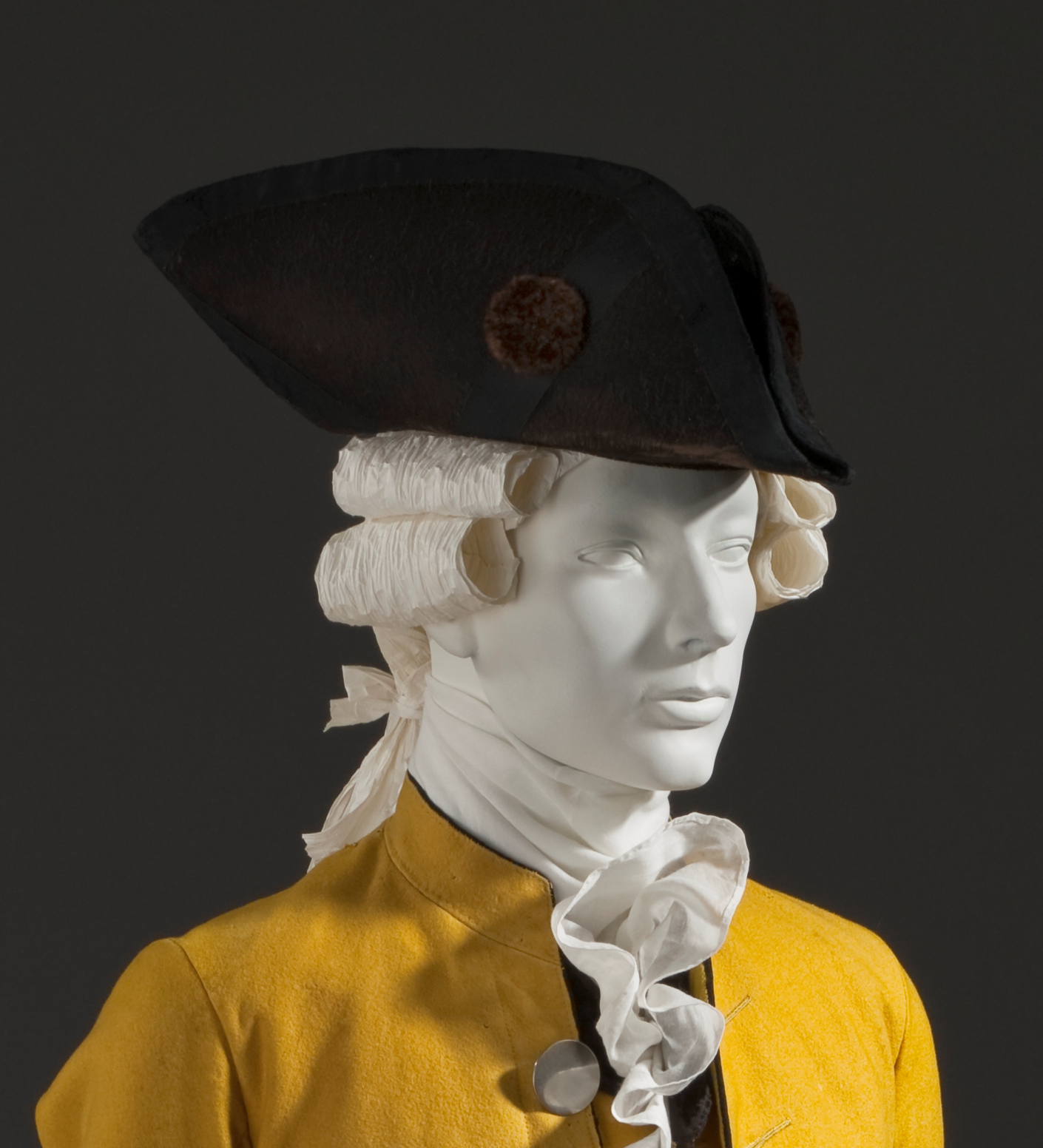 Шляпа двууголка 19 век. Шляпа треуголка 18 век. Мужская шляпа-треуголка 19 век. Треуголка Петра 1. Шляпа 17 века