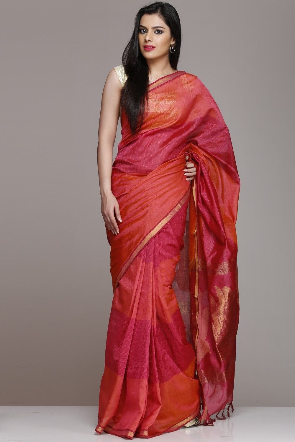 Иенг сари. Сари (женская одежда в Индии). Индийское Сари красное. Красное Сари в Индии. Йенг Сари.
