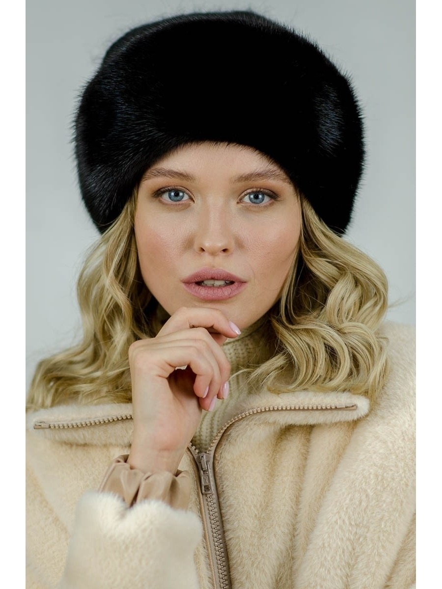 брюнетка в зимней шапке. Nazarkov furs женская шапка. шапка с меховой опушкой женская.