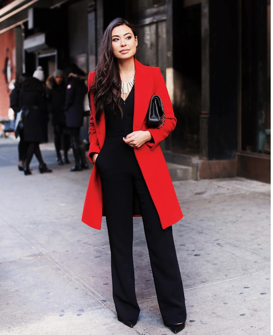 Пальто пиджак с платьем. Девушка в пальто. Черное-крассный костюм женский. Красное платье пиджак. Стильные образы в красно черном.