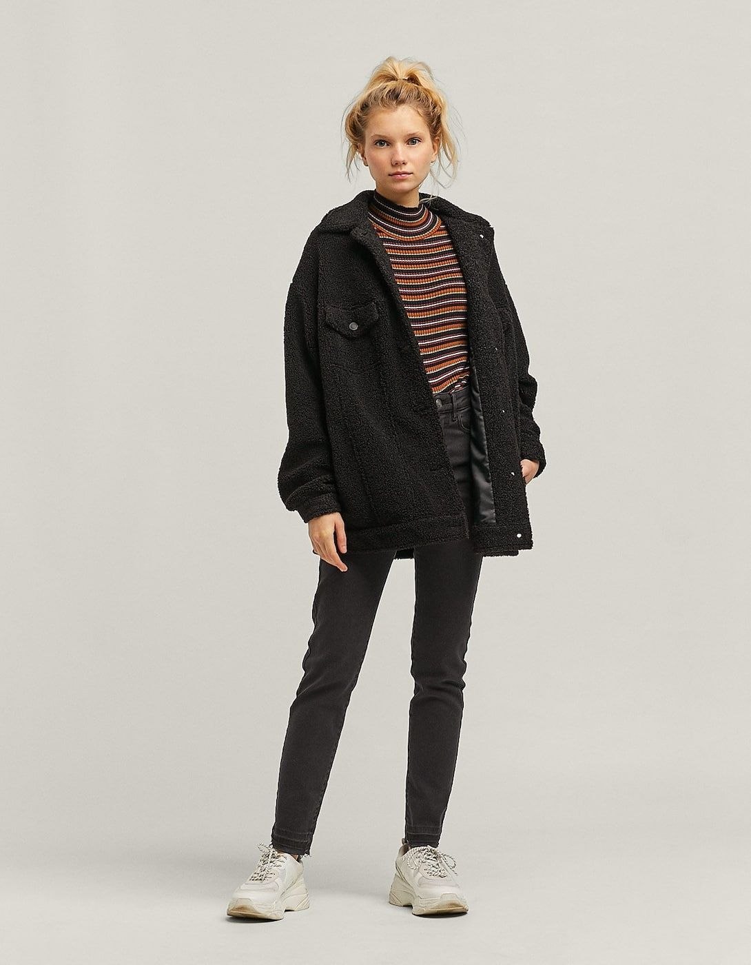 Стиль подростков 2022 в оверсайз. Овер сайс одежда для подростков. Худи оверсайз уличная мода. Овер сайс одежда для подростков. Модная одежда оверсайз для подростков.