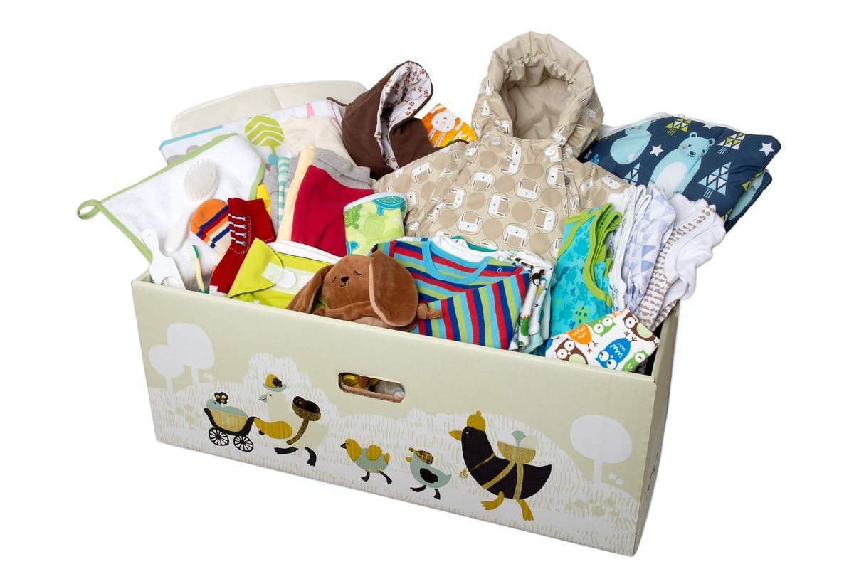 Вещи для садика. Коробка с детской одеждой. Коробка для новорожденных. Вещи для новорожденных. Коробка вещей на ребенка.