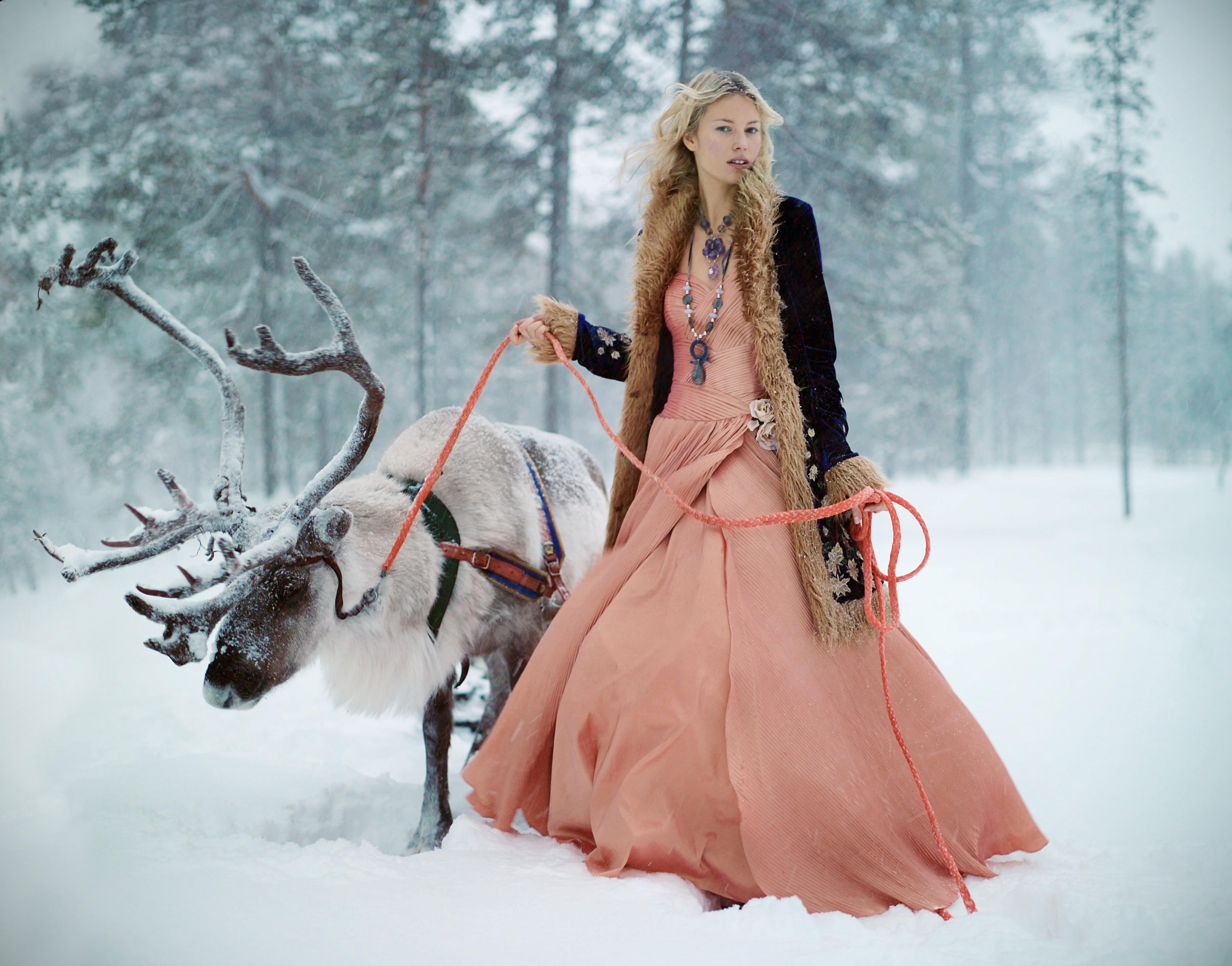 Снежная королева на олене. Сказочный образ. Зимние Наряды. Зимняя фотосессия в платье. Зимний наряд для девушки.