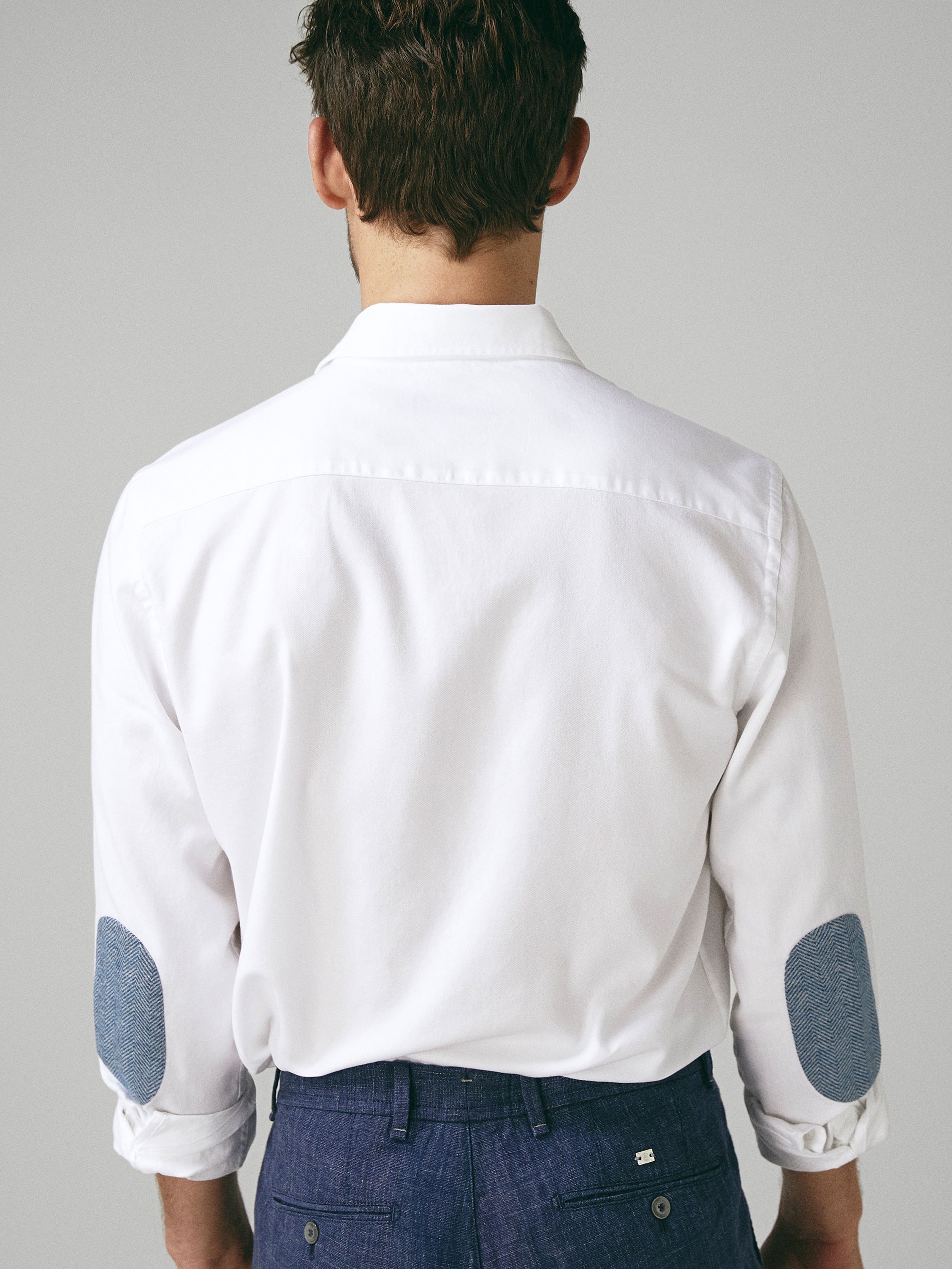 рубашка с заплатками на локтях. пиджак мужской с заплатками. наклейки на локти рубашки. мужские рубашки с локтями. рубашка с заплатками на локтях.