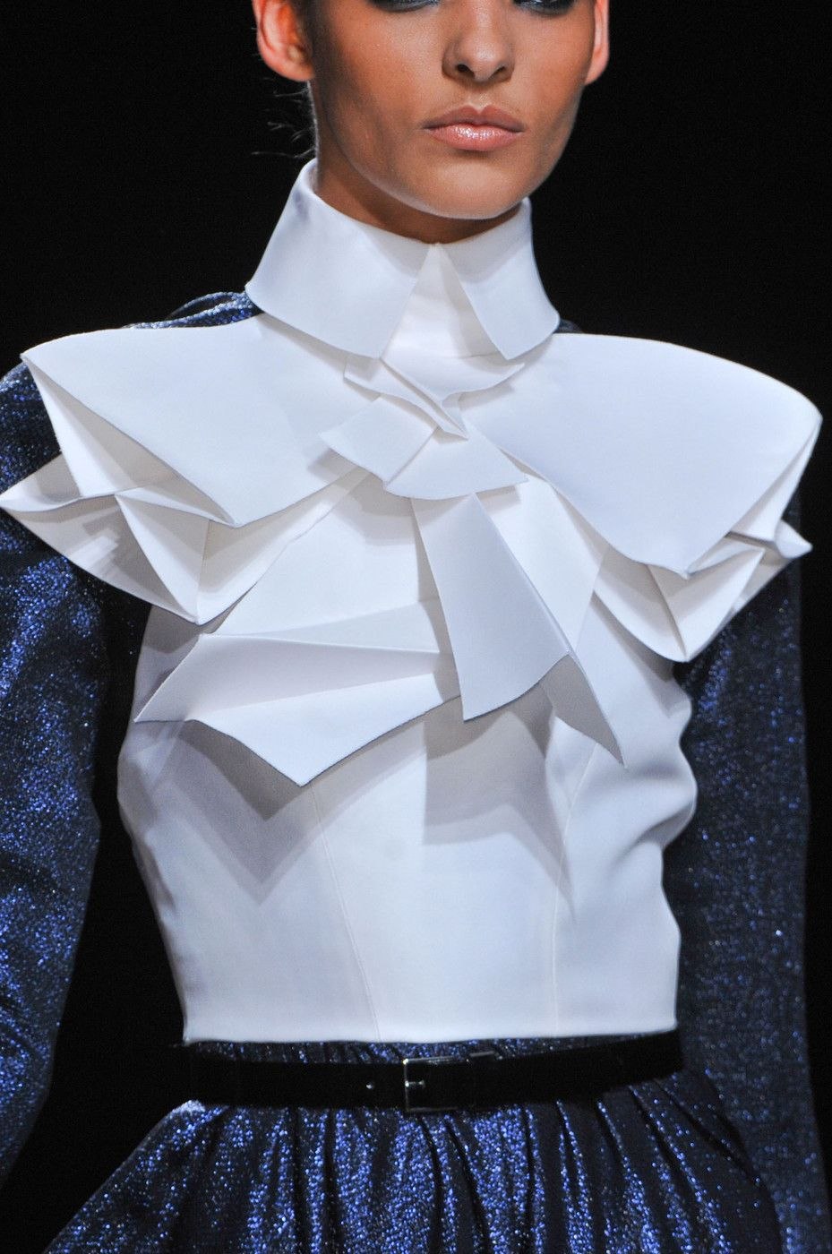 Модные воротники 2024. Stephane Rolland Haute Couture 2023. Дизайнерские воротники. Необычные воротники. Необычные блузки.