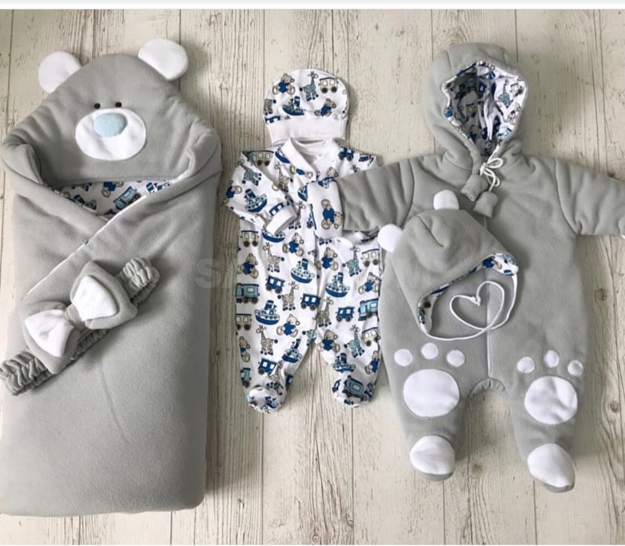 Одежда на выписку для новорожденных двойняшек
