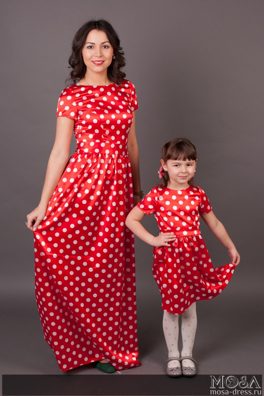 Детские платья мамы. Платья Фэмили лук для мамы и Дочки. Мама и дочка с платьем. Платье мама и дочка одинаковые. Мама и дочка в платье в горошек.
