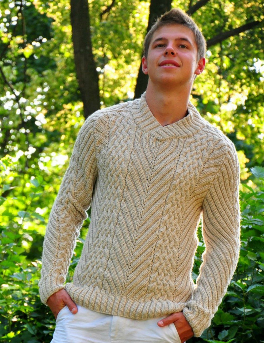 Мужские модели спицами. Мужской пуловер аранами Svenson. Вязаный свитер мужской. Свитер мужской вязаный спицами. Вязаный мужской джемпер.