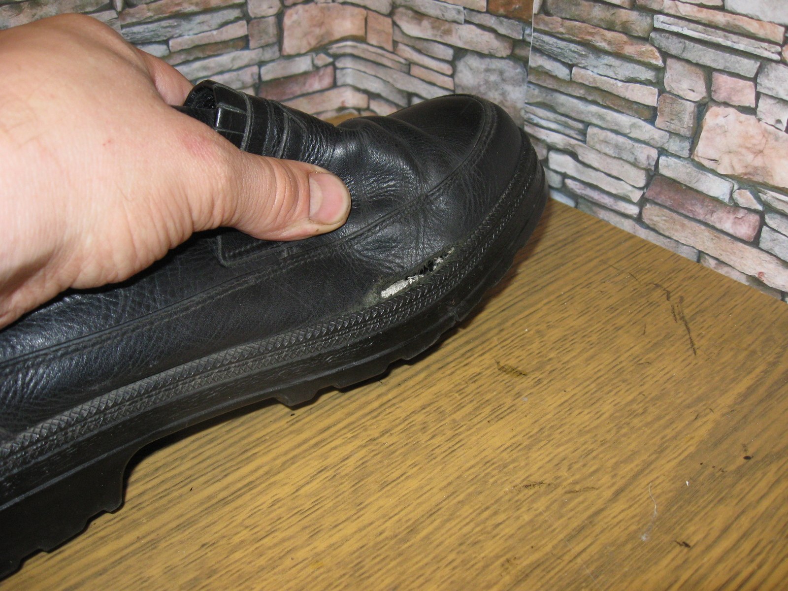 Перелом подошвы. Порванные ботинки. Подшивка подошвы обуви. Спецобувь лопнула подошва. Порванные туфли мужские.