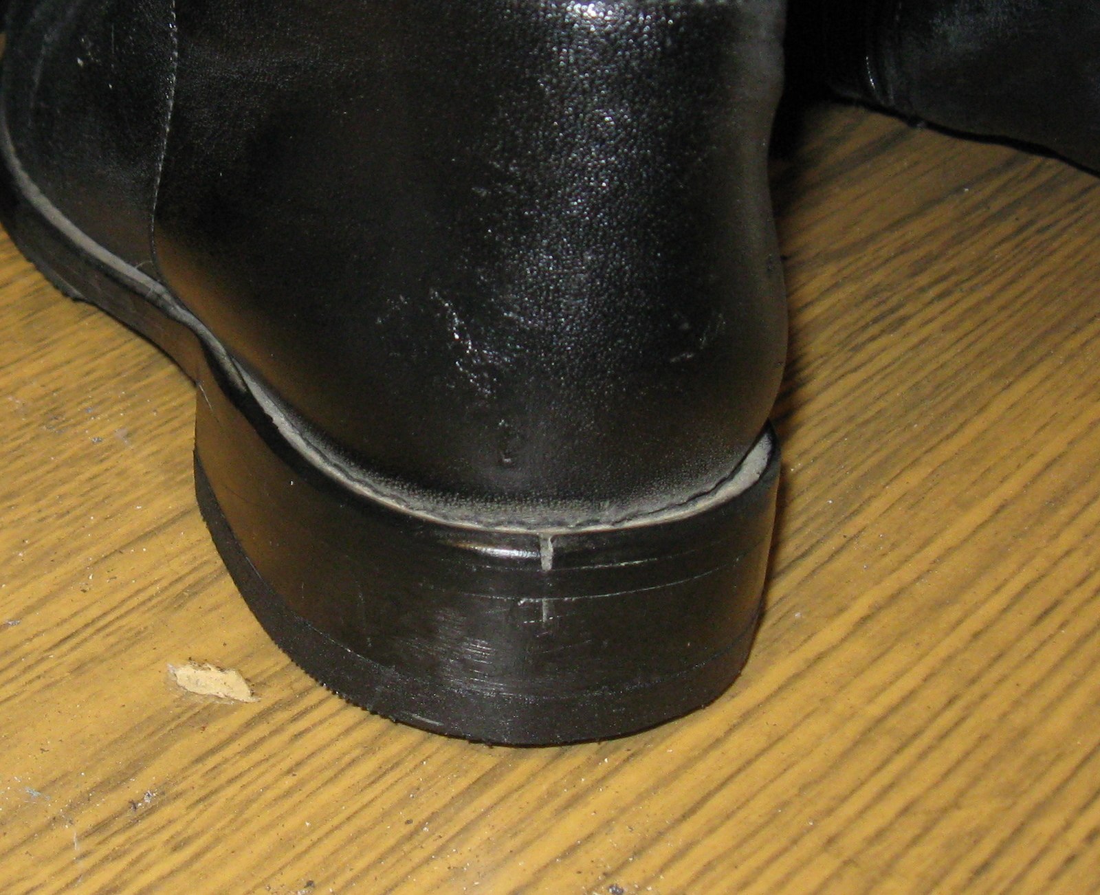 Трещины на ботинках
