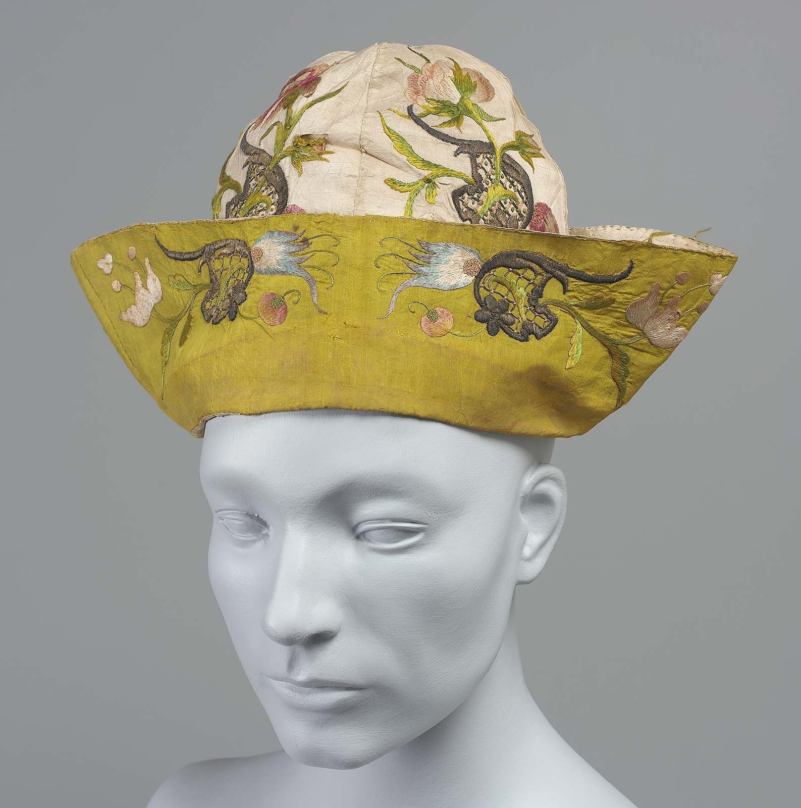 Шляпы европы. Франция 16 век головные уборы треуголка. Шляпа треуголка 18 век. Шляпы 17 века. Шляпа треуголка 17 века.