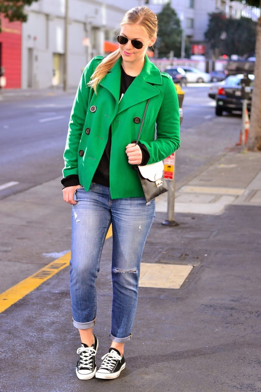 Какие куртки можно носить весной. Зеленые кроссовки. Зеленые кроссовки и джинсы. Весенние образы. Образы с зеленой курткой.