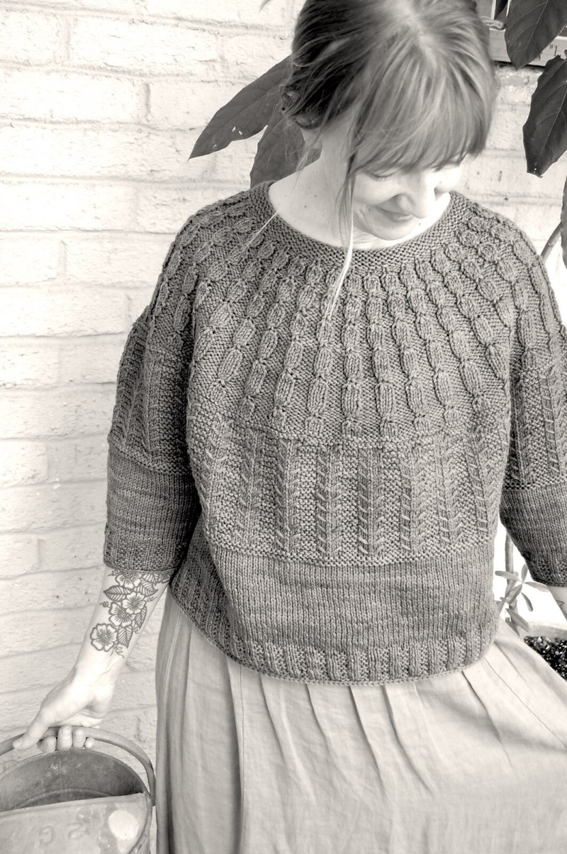 Пуловер женский дизайнер Sachiko Burgin Shifted Eyelet Yoke Sweater