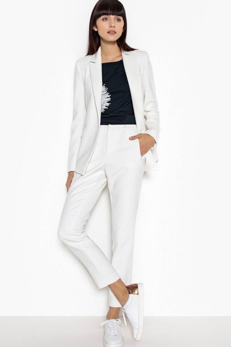 Девушка в белом костюме брючном. Пиджак смокинг женский белый. Белый пиджак и брюки женские. Белый брючный костюм женский. Белые брюки и пиджак женский.