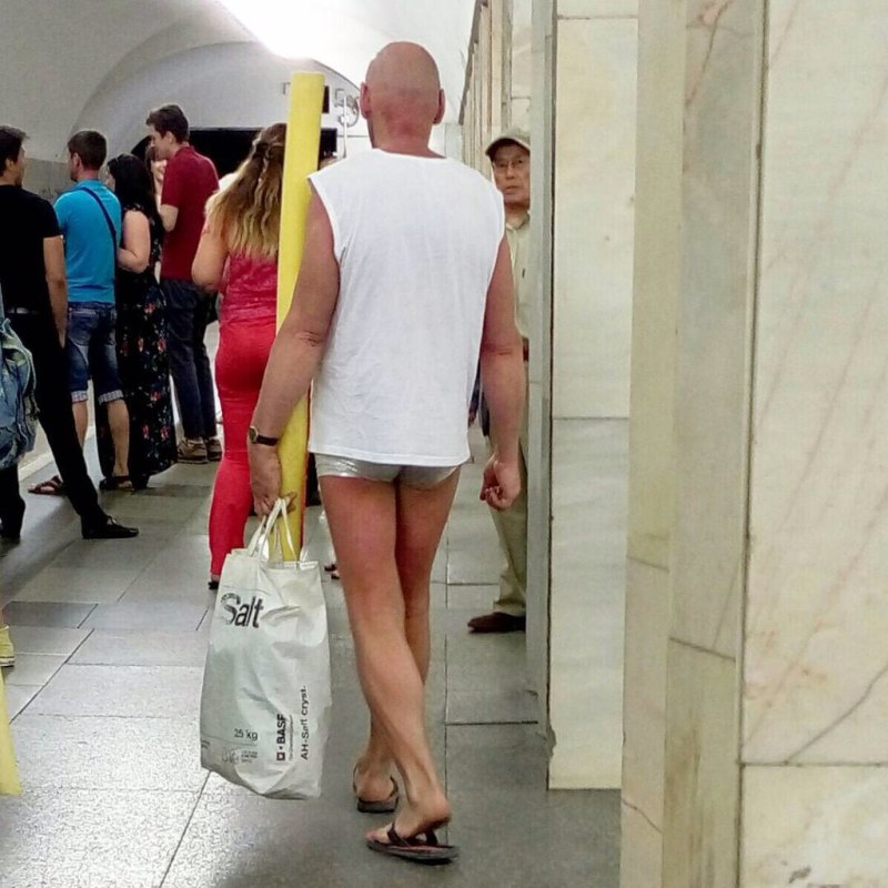 Странно одетые мужчины