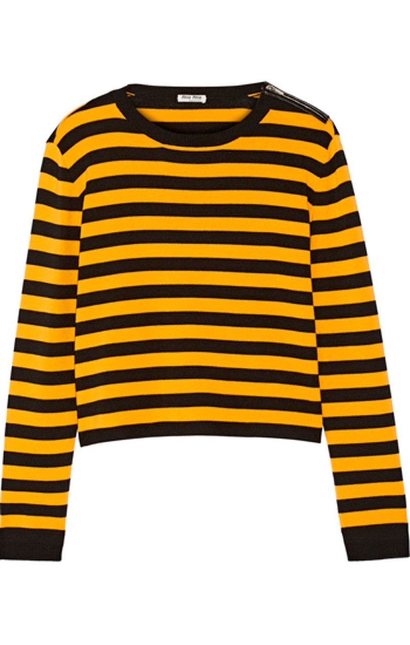 Желтый свитер в полоску