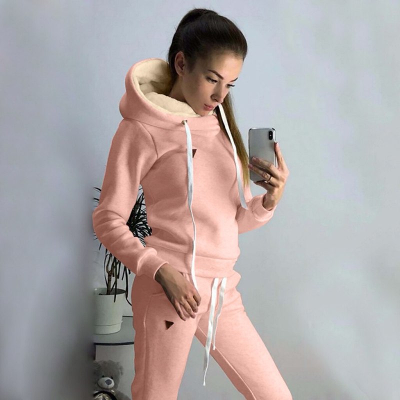 Спортивные костюмы женские модные