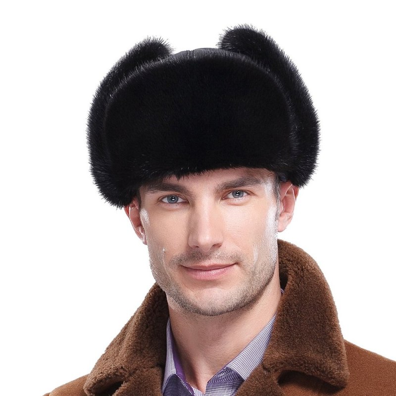 Мужчина в шапке ушанке