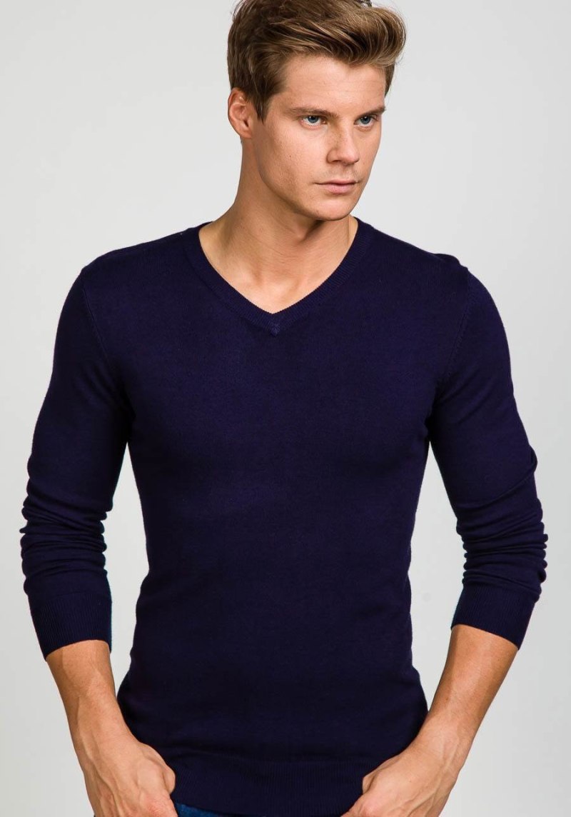 Пуловер с треугольным вырезом мужской