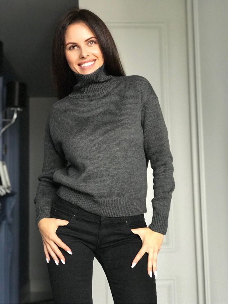 Свитер с горловиной женский