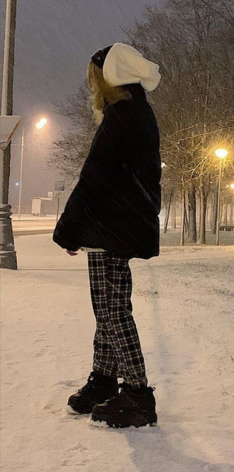 Девушка в зимней одежде Эстетика