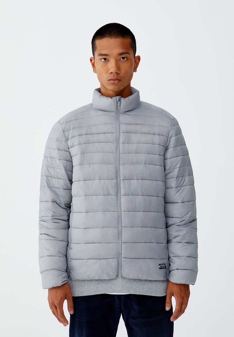 Серая куртка Pull and Bear