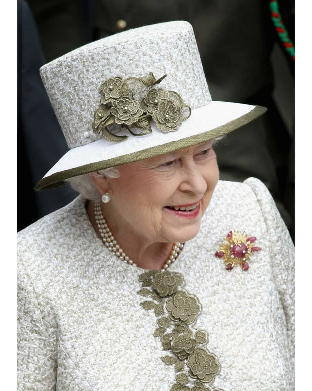 Шляпки елизаветы королевы англии. Шляпки королевы елизаветы 2. Шляпа королевы. Головные уборы королевы елизаветы. Шляпы елизаветы 2.