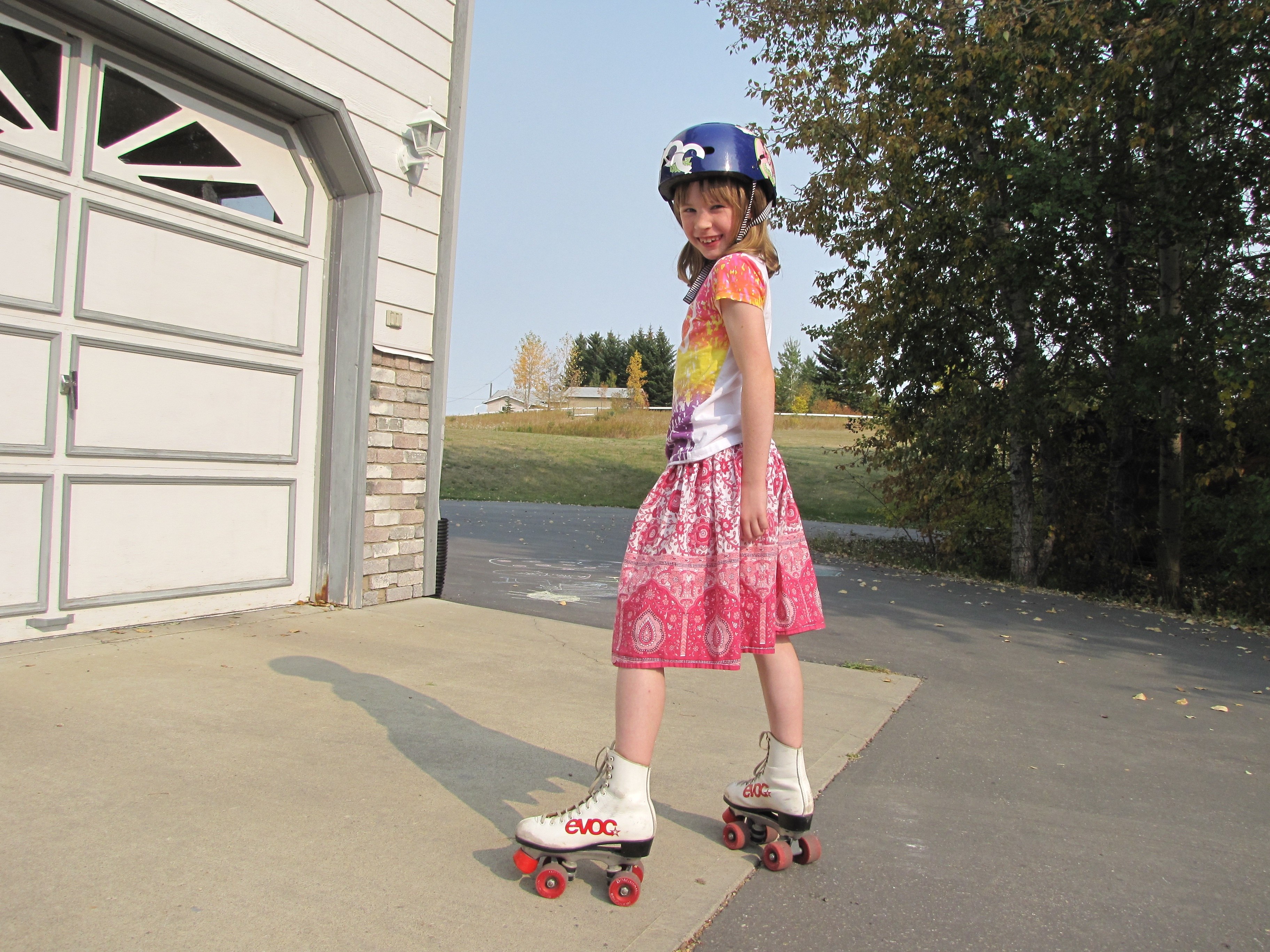 Ролики милашек. Саша Смирнова скейтбордистка. Ролики для девочек. Катание на роликовых коньках. Девочка катается на роликах.