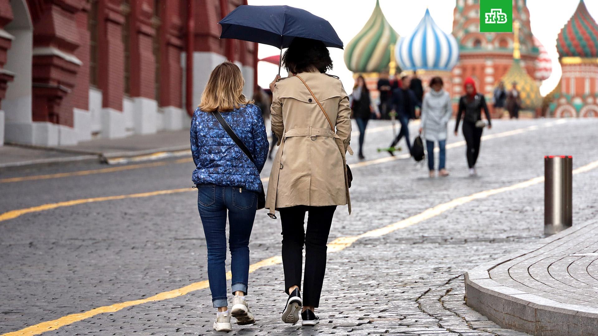 Небольшой дождь. Дождливая Москва. Дождь в Москве. Дождь сентябрь Москва.